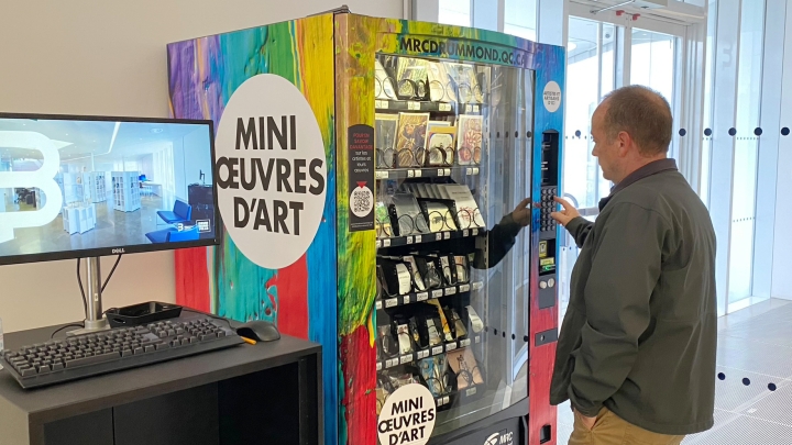 La distributrice d'oeuvres d'art est de retour à la Bibliothèque de Drummondville