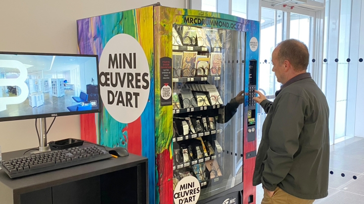 La distributrice d'oeuvres d'art est de retour à la Bibliothèque de Drummondville